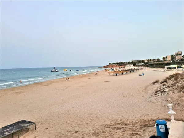 Weiter Sandstrand mit flach auslaufendem Wasser