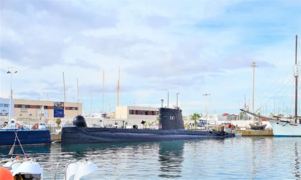 Schwarzes U-Boot als Museumsschiff im Hafen von Torrevieja